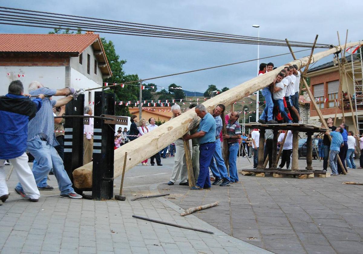 La Maya de Silió (2009): Es el momento de pinar la maya, el momento clave de una fiesta que, más allá de los visitantes, es un rito de unión entre las gentes del pueblo.