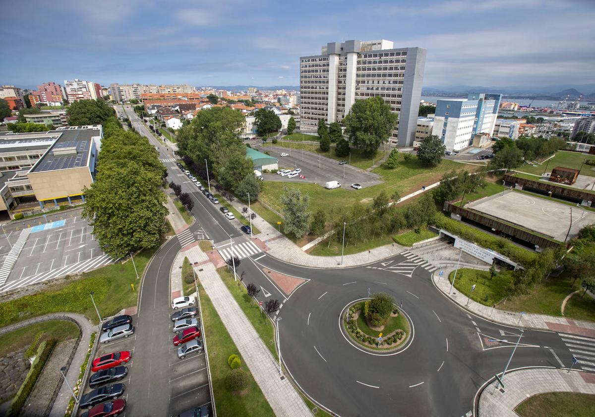 ubicación privilegiada | Las trece plantas de la Residencia Cantabria, situada junto a Valdecilla, se elevan hasta una altura de casi 50 metros.