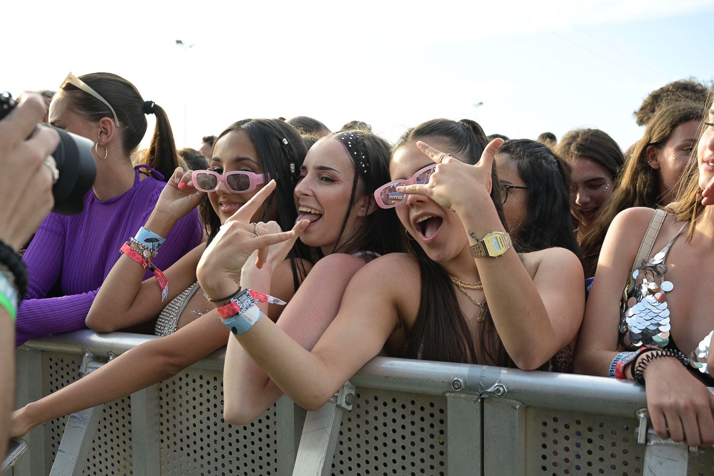 Varias chicas posan en primera fila.