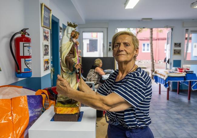 Pilar Zorrilla, junto a la imagen de la Virgen que saldrá en procesión.