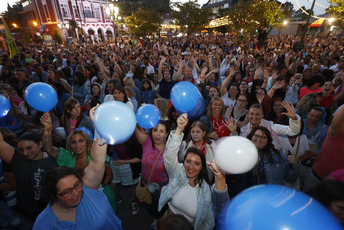 Miles de personas abarrotaron Suances para ver a Bustamante