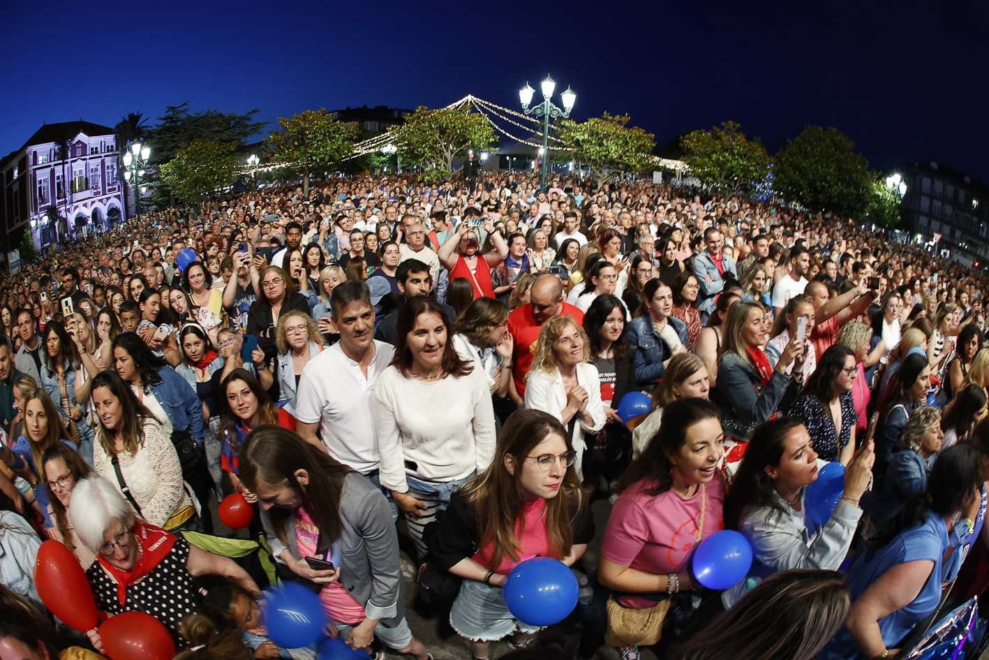 El concierto atrajo a miles de personas, que llenaron la Plaza de Viares y sus aledaños