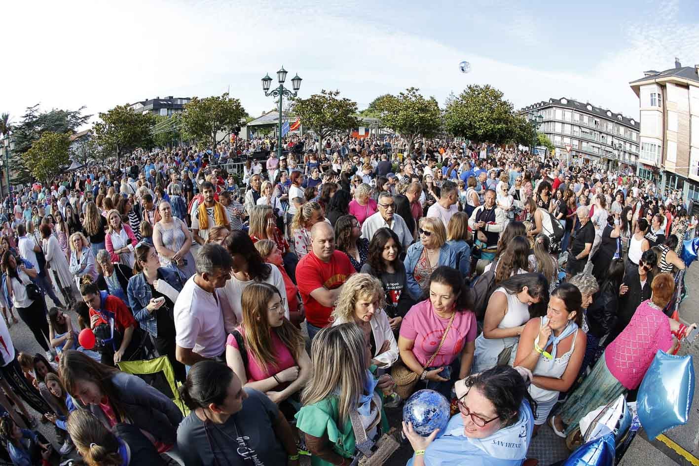 Cientos de vecinos esperando el pregón