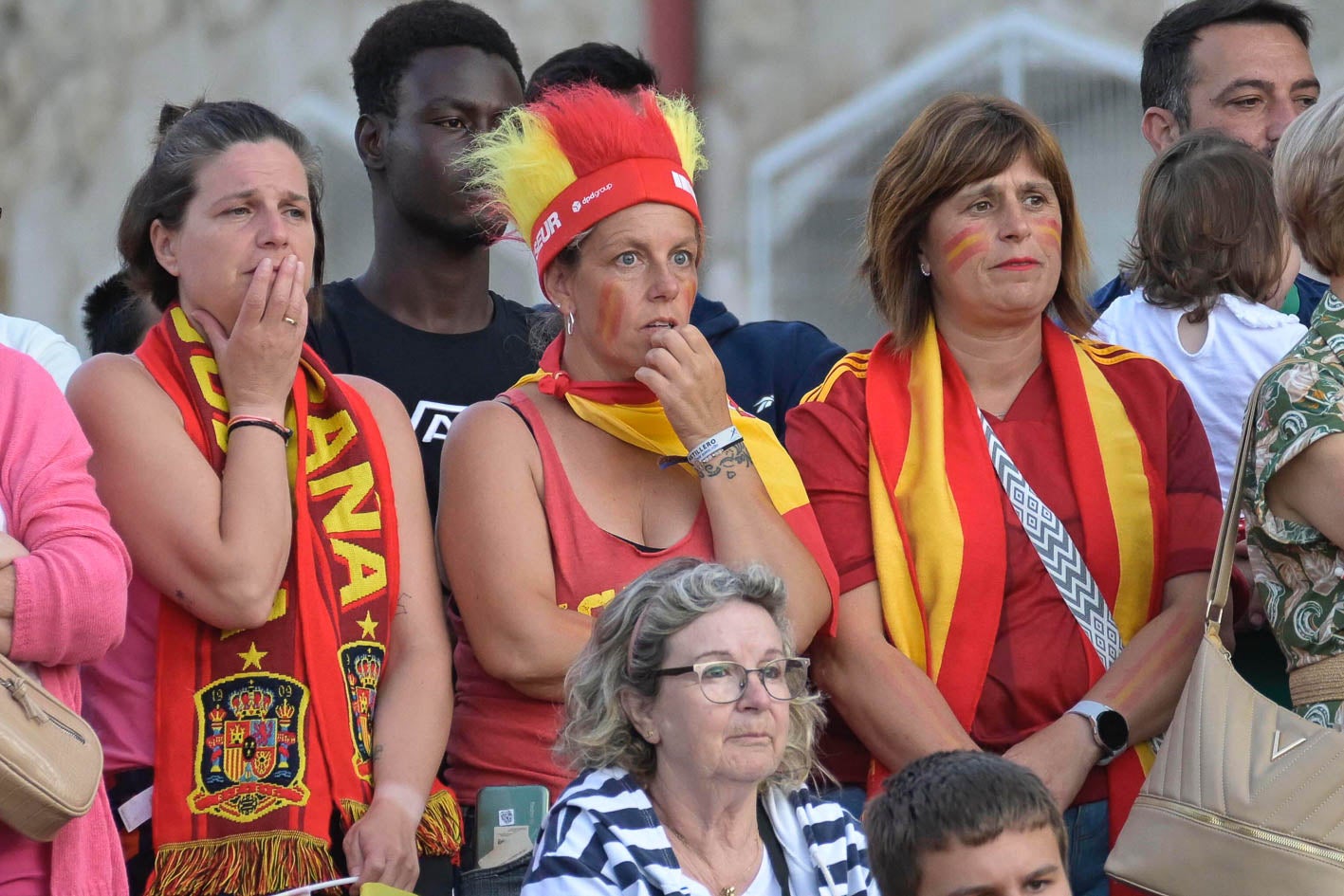 Tres aficionadas siguen la final expectantes en Astillero.