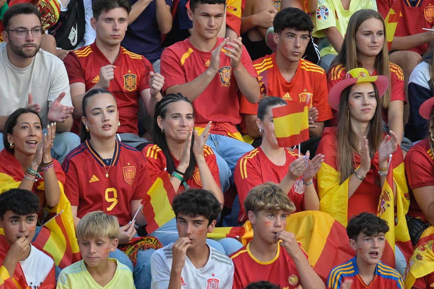 Aplausos en La Planchada a una jugada de la selección.