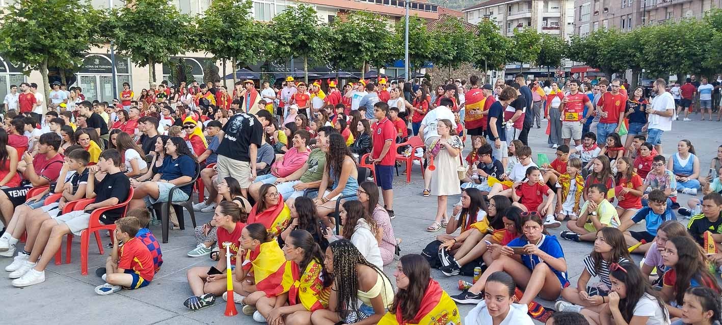 La pantalla gigante en Los Corrales se instaló en la plaza de la Constitución.