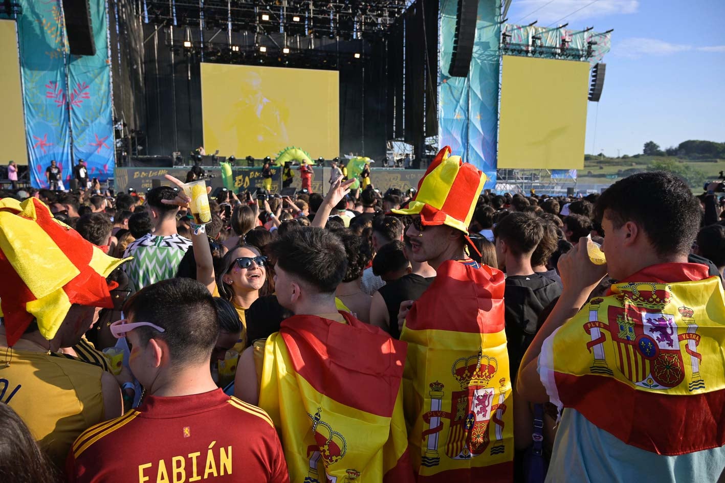 La pantalla, en el escenario del Reggaeton Beach Festival para ver la final.