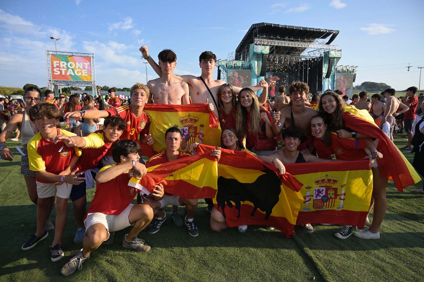 Un grupo de aficionados, antes del partido en el Reggaeton Beach Festival.