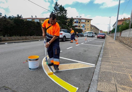 Uno de los 23 primeros peones de Torrelavega realiza mejoras en la pintura viaria tras realizar el curso de prevención de riesgos.