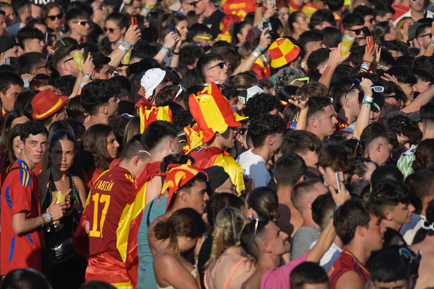 Los asistentes vestidos con camisetas de la roja.