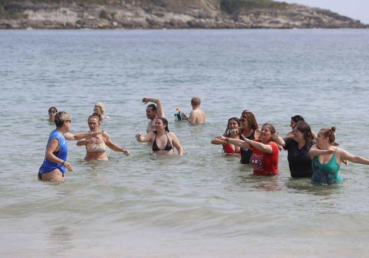 Clase de Aquagym impartida dentro de la iniciativa 'Mójate por la Esclerosis Múltiple'.