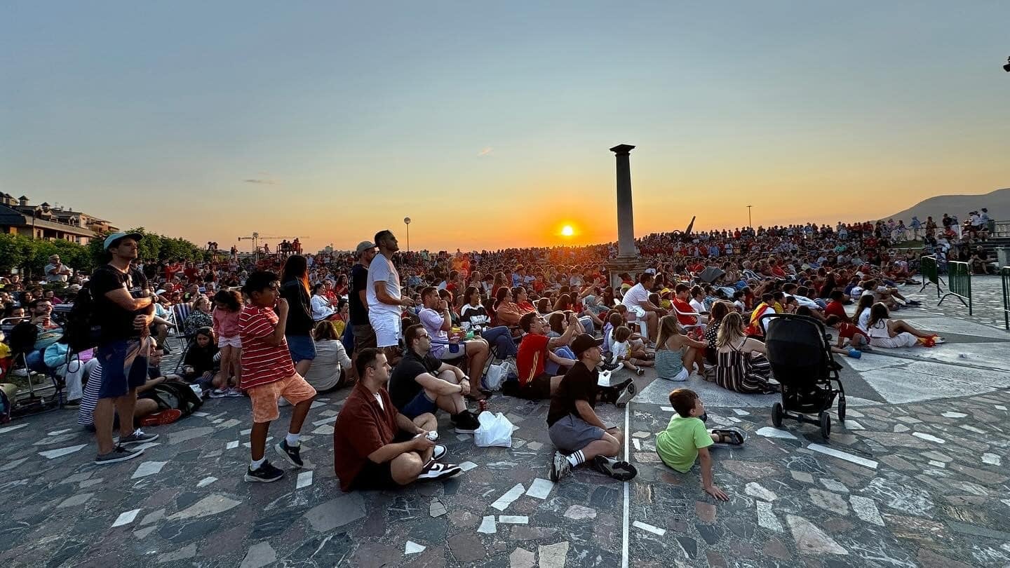 Miles de personas se concentraron en la villa pejina para seguir la final y celebrar la victoria de España en la Eurocopa.