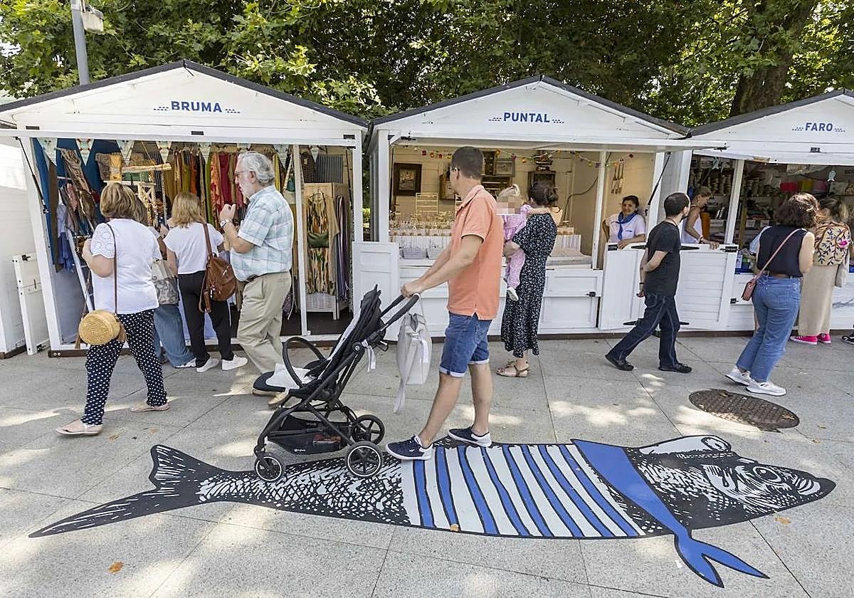 Puestos en una edición anterior del mercadillo marinero.