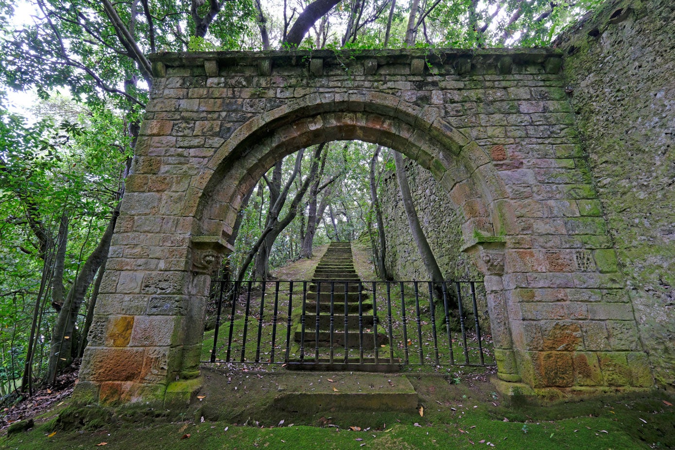 Arco de la antigua ermita de San Vicente con las escaleras para acceder a la capilla de Santo Toribio.