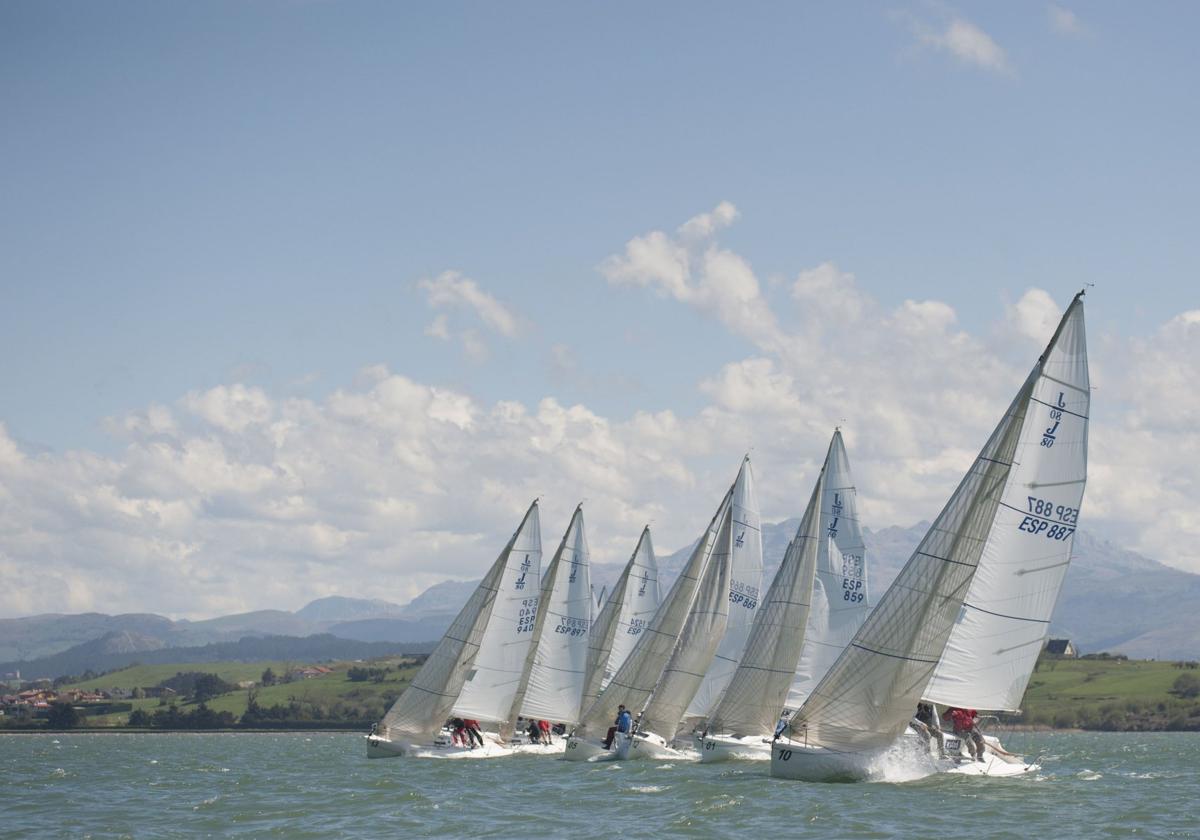 Imagen de una regata en la bahía santanderina.