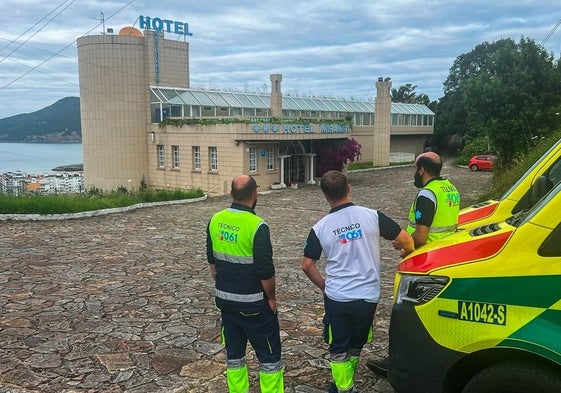 Los técnicos del 061 de Laredo, ayer, en su sede improvisada del hotel Miramar.