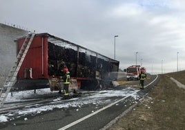 Los bomberos actúan en el incendio de un camión en la autovía A-67, a la altura de Pozazal