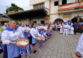 Pandereteras y picayos cantaron al santo en la procesión terrestre.