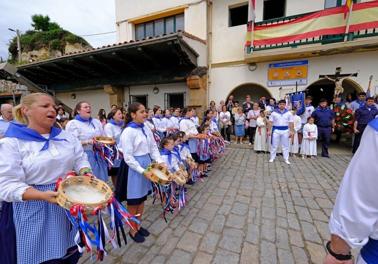 Pandereteras y picayos cantaron al santo en la procesión terrestre.