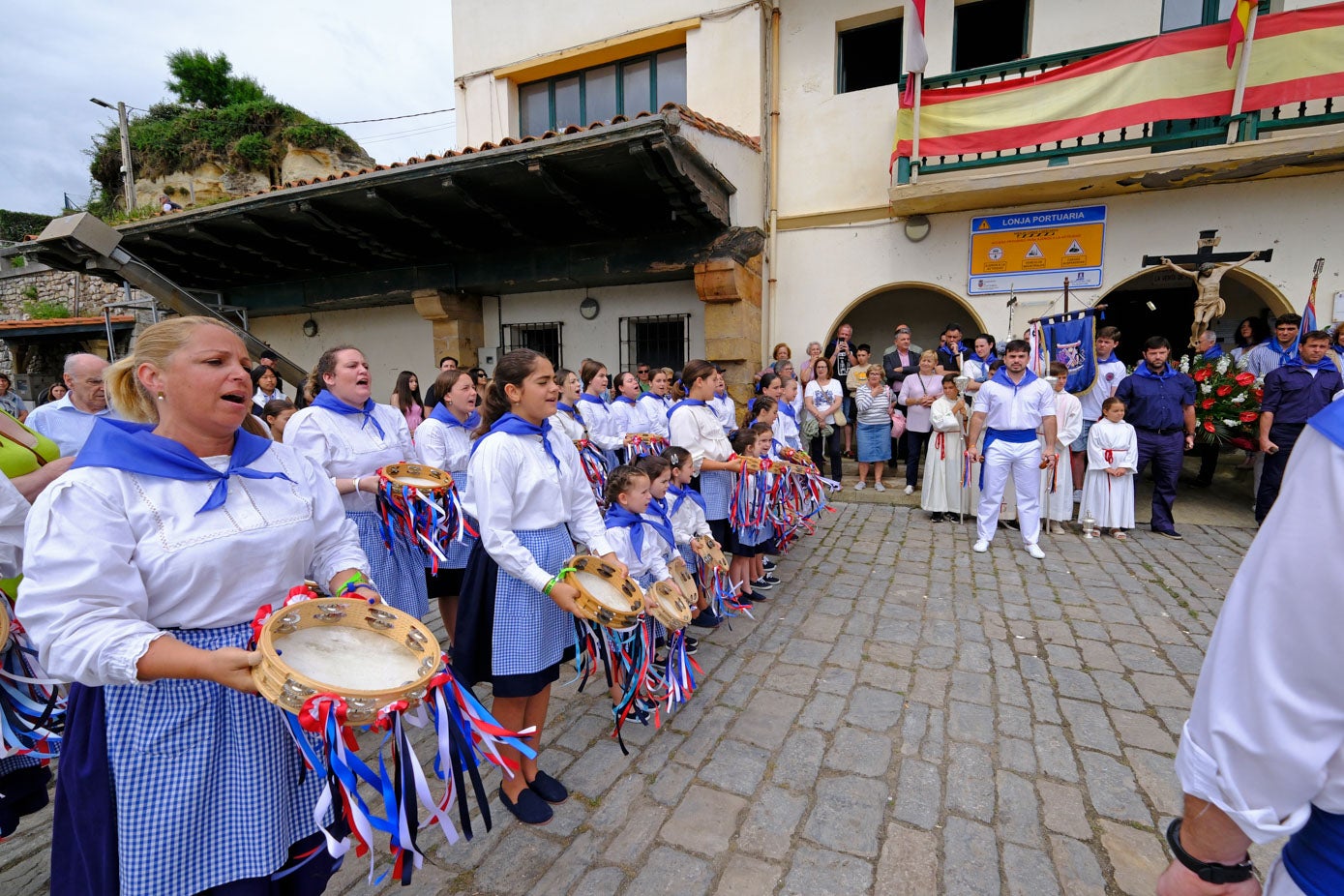 Grupo de picayos y pandereteras comillanos 