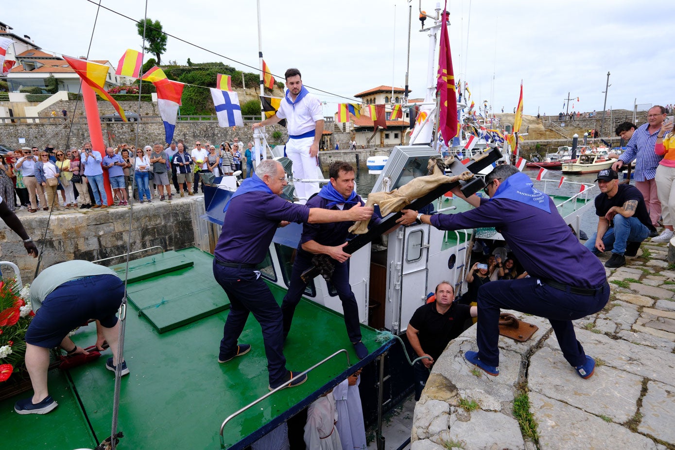 El Cristo del Amparo en el barco en el que se realizó la procesión