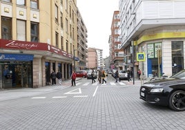 Un vehículo circula por la calle Julián Ceballos, en la intersección de esta vía con Alonso Astúlez.