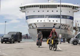 Turistas desembarcando del Ferry Pont Aven.