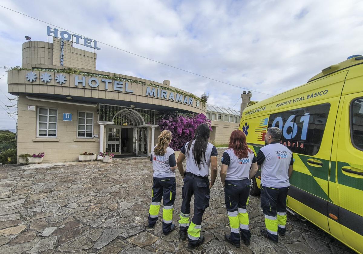 Cuatro técnicos del 061 de Laredo posaban ayer a las puertas del hotel pejino en el que se ubican desde el lunes.