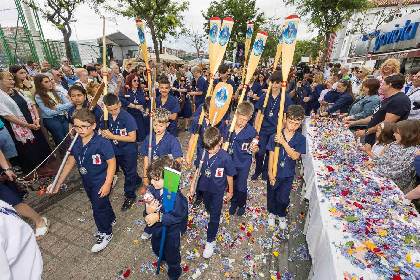 Los niños portaron remos. 