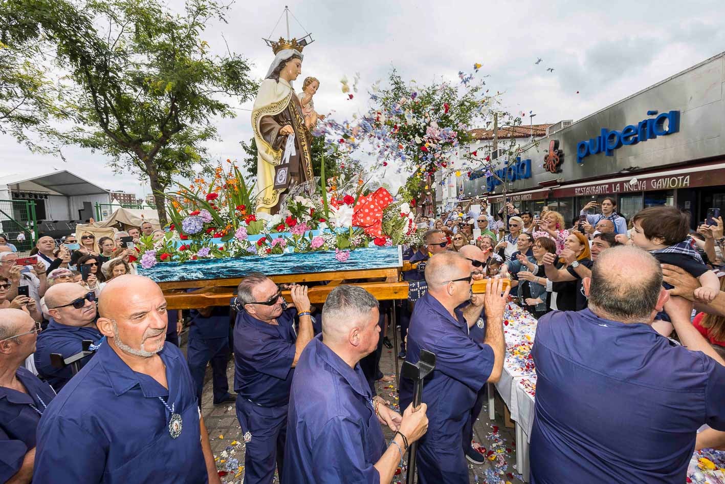 Los hombres llevaban la imagen más grande. 