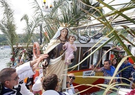 La imagen de la virgen del Carmen en el momento de subirla al barco.