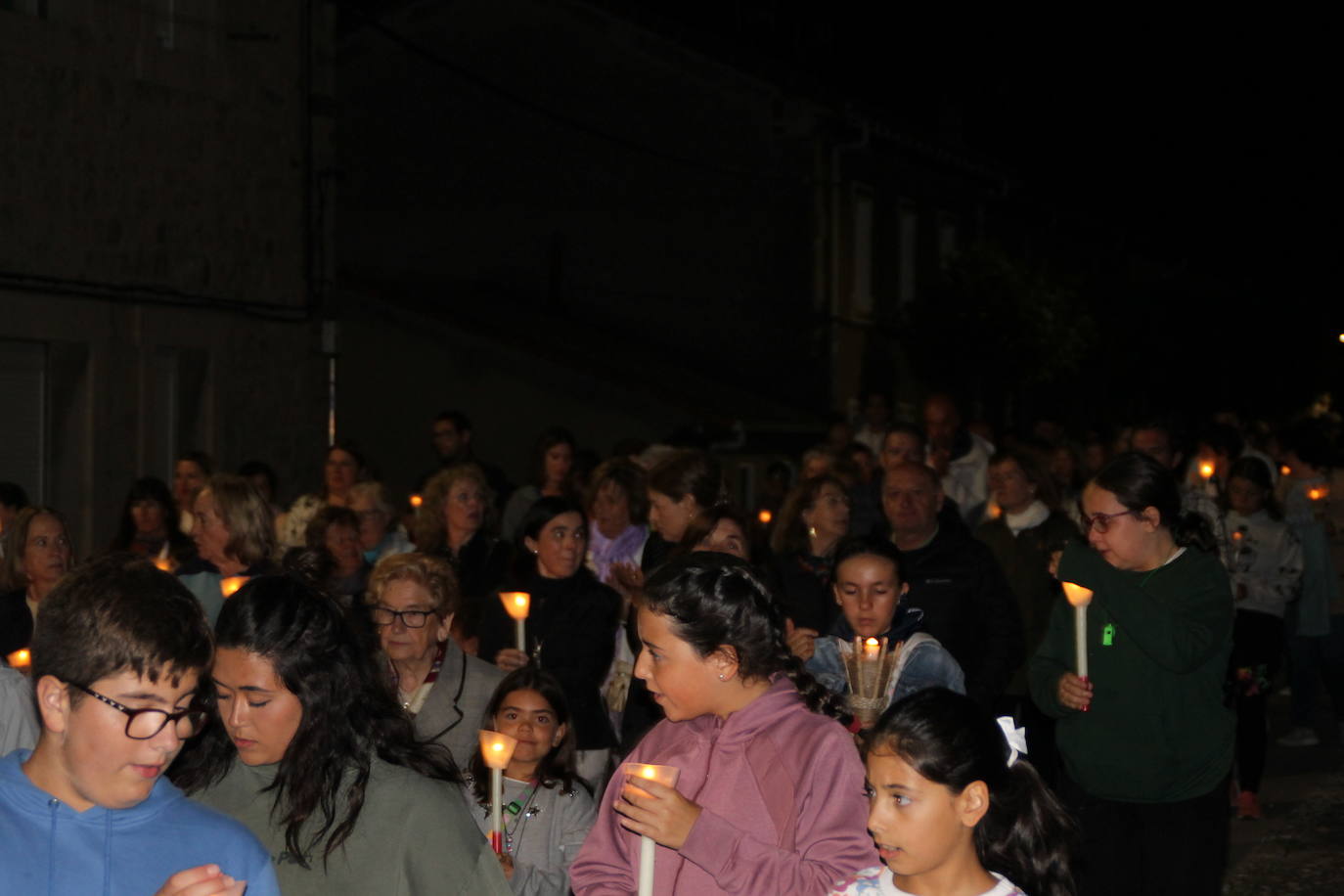 Cientos de velas fueron repartidas entre los devotos, donde se encontraba una gran afluencia de jóvenes.