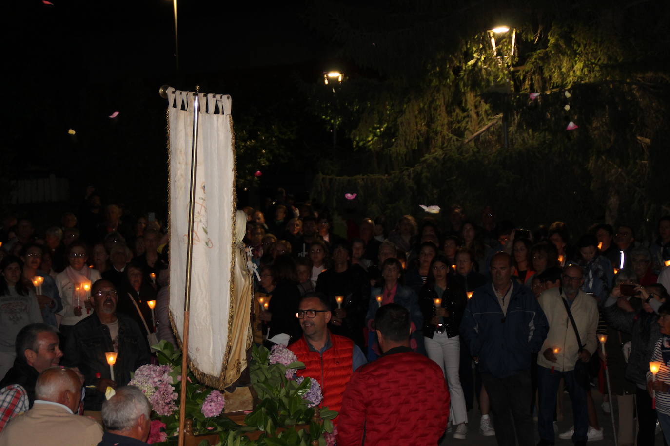 Las luces de las velas iluminaban la ofrenda.