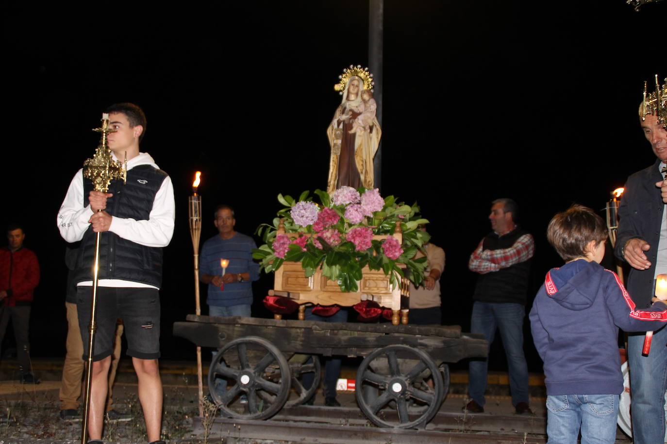 Como es tradición en Mataporquera, la imagen fue colocada sobre un vagón.