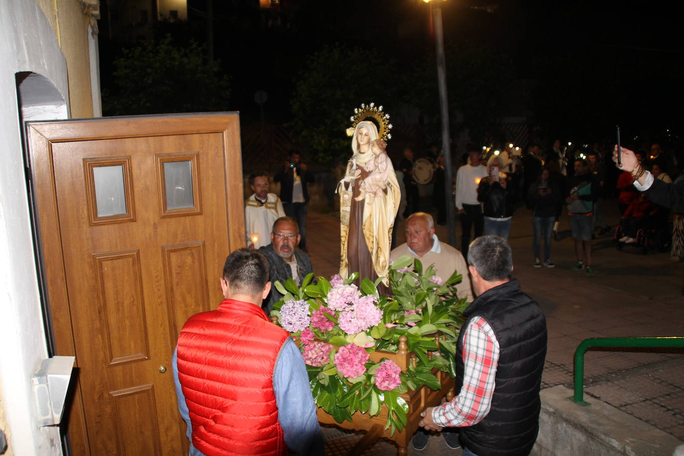 El Coro Ronda los Foramontanos acompañó con su voz la retirada de la imagen, poniendo punto y final a la procesión nocturna.