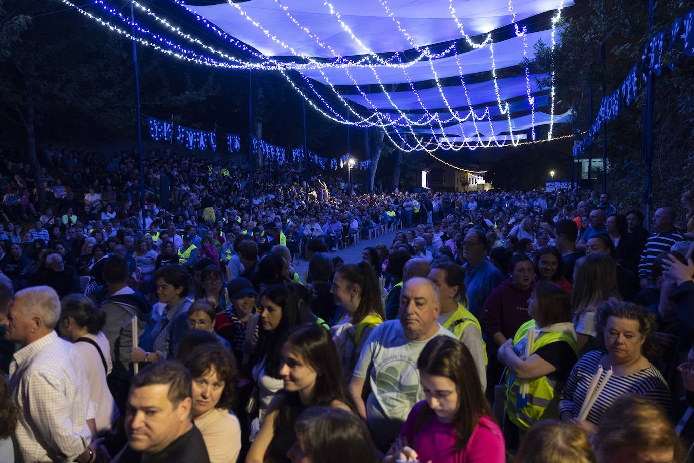 La misa de las 5.00 horas se llenó de la tradicional solemnidad ante  una asistencia multitudinaria. 