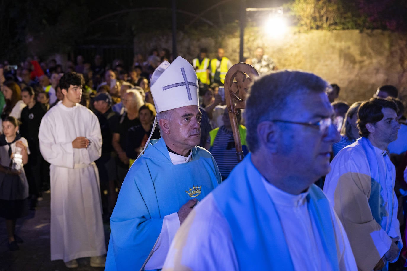 El obispo de la Diócesis de Santander, Arturo Ros, acompañado de un grupo de párrocos en procesión. 