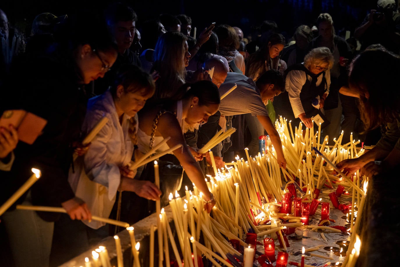 Miles de velas por la Virgen del Carmen en un trasiego continuo de devotos. 