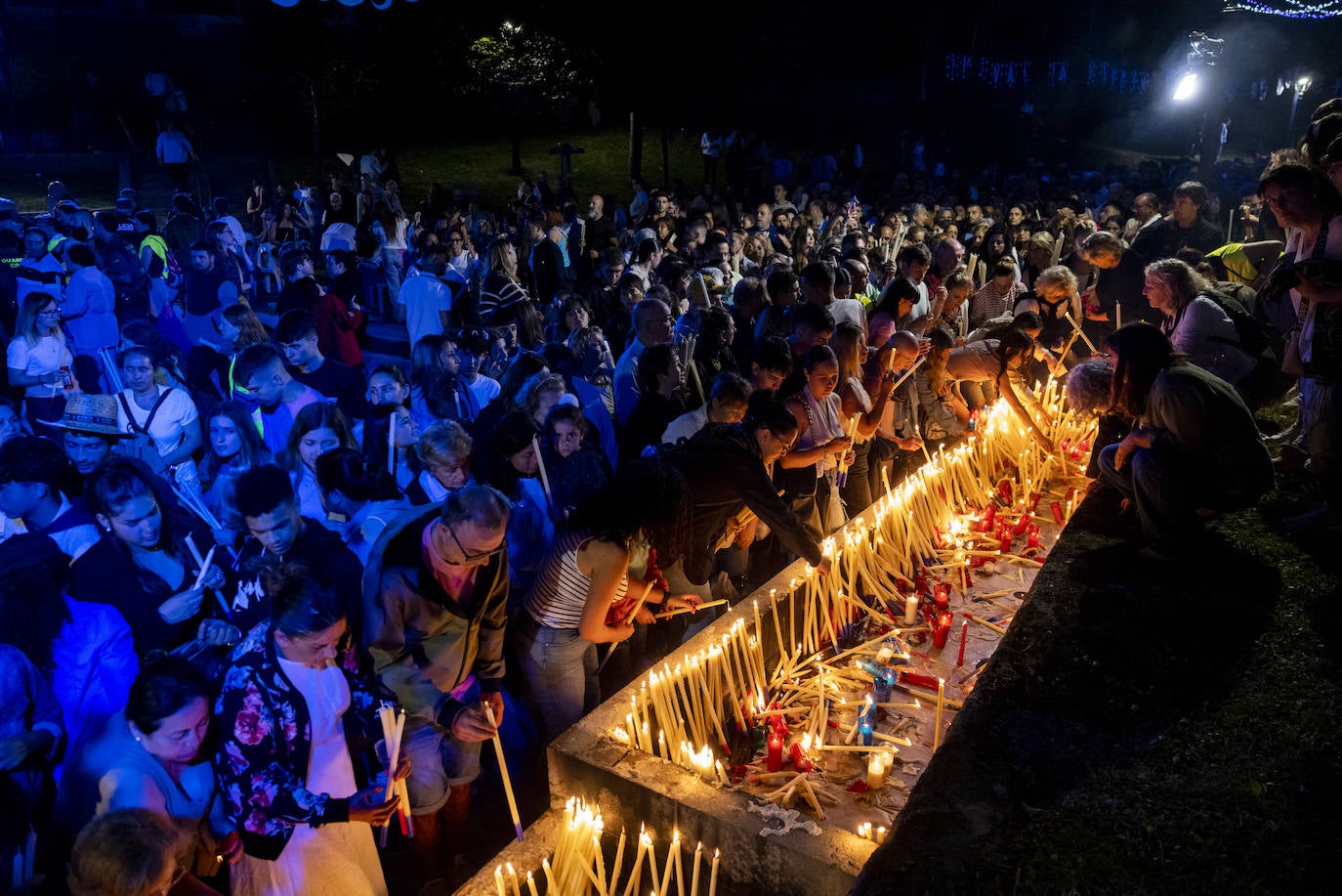 El velario, rodeado de devotos que protagonizan, al filo de las 6.00 horas, una ofrenda multitudinaria a la Virgen del Carmen.