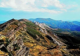 Espectaculares vistas desde el pico Tres Mares, con vertientes hacia el Cantábrico, el Atlántico y el Mediterráneo.