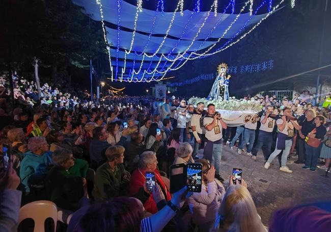 Catorce hombres cargan a la Virgen del Carmen a hombros en la ermita de Revilla de Camargo ante la atenta mirada de millares de personas.