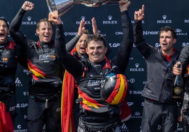 DiegoBotín alza el trofeo de la SailGP.