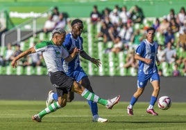 Salinas, el chaval del filial, salta ante Sivera, portero del Alavés en el primer partido amistoso.