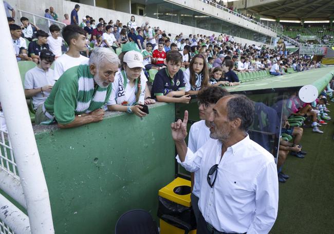 Sebastián Ceria conversa con Mauricio Gómez, el abonado número uno del Racing.