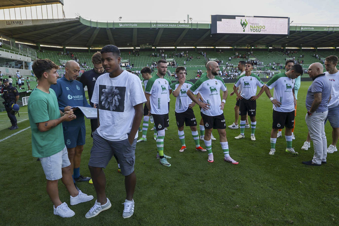 Los jugadores del Racing, en el césped antes de comenzar el partido que inaugura el Trofeo Nando Yosu. 