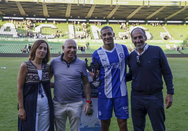 Javi López, del Alavés recibe el Trofeo Nando Yosu.