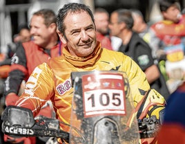 Ricardo Lastra sobre su moto.