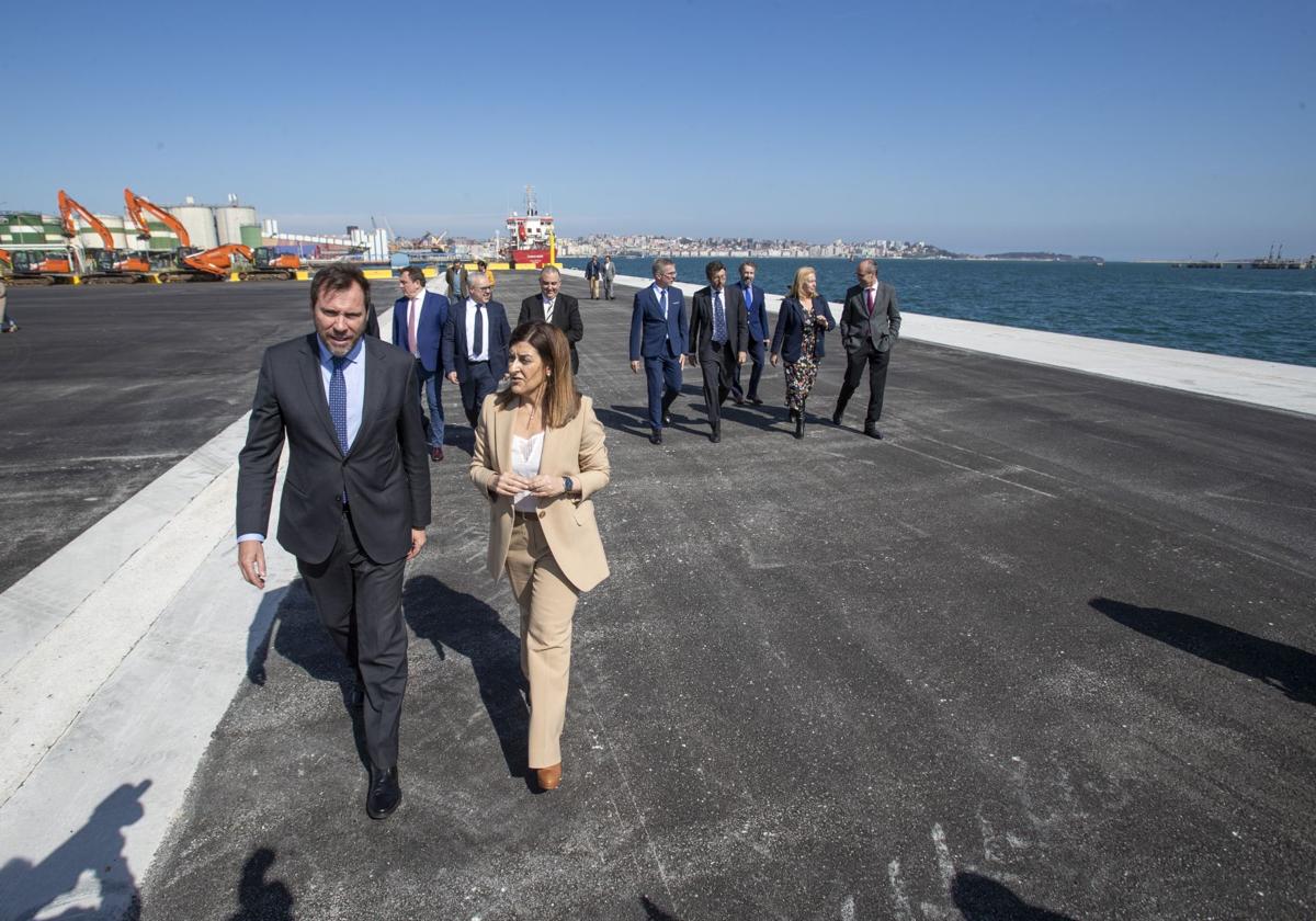 Óscar Puente, y la presidenta de Cantabria en la inauguración del Muelle 9 de Raos el pasado mes de marzo