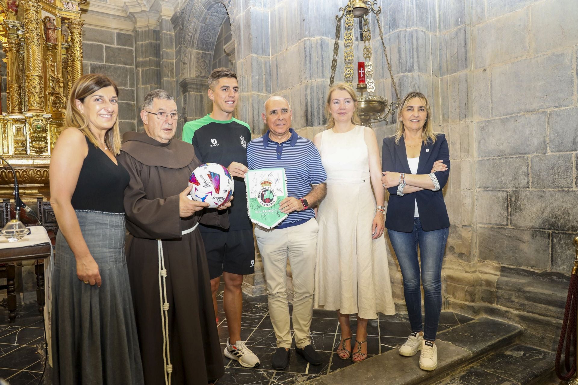 Buruaga, Solloa, que sostiene un balón, Sainz-Maza, Higuera, con un banderín, Fernández y Gómez.