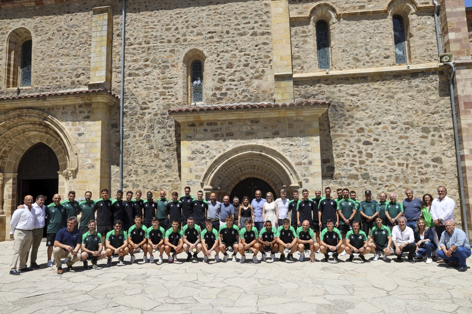 Foto de familia de jugadores, cuerpo técnico y directiva, junto a la presidenta de Cantabria y los religiosas del Monasterio de Santo Toribio de Liébana.